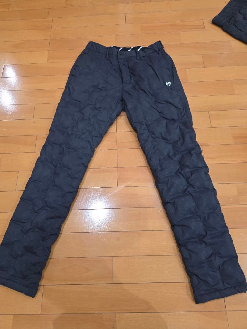 マスターバニー　中綿　ダウン風軽量パンツ 上着セットであります。