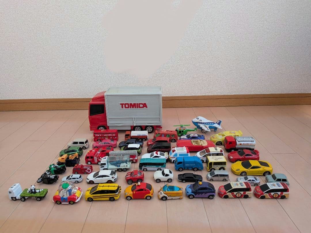 トミカ　ディズニー　キティ　ワンピース　　トミカ収納トラック