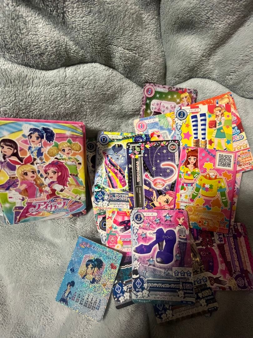 アイカツカード19枚-シール1枚(ケース付き)
