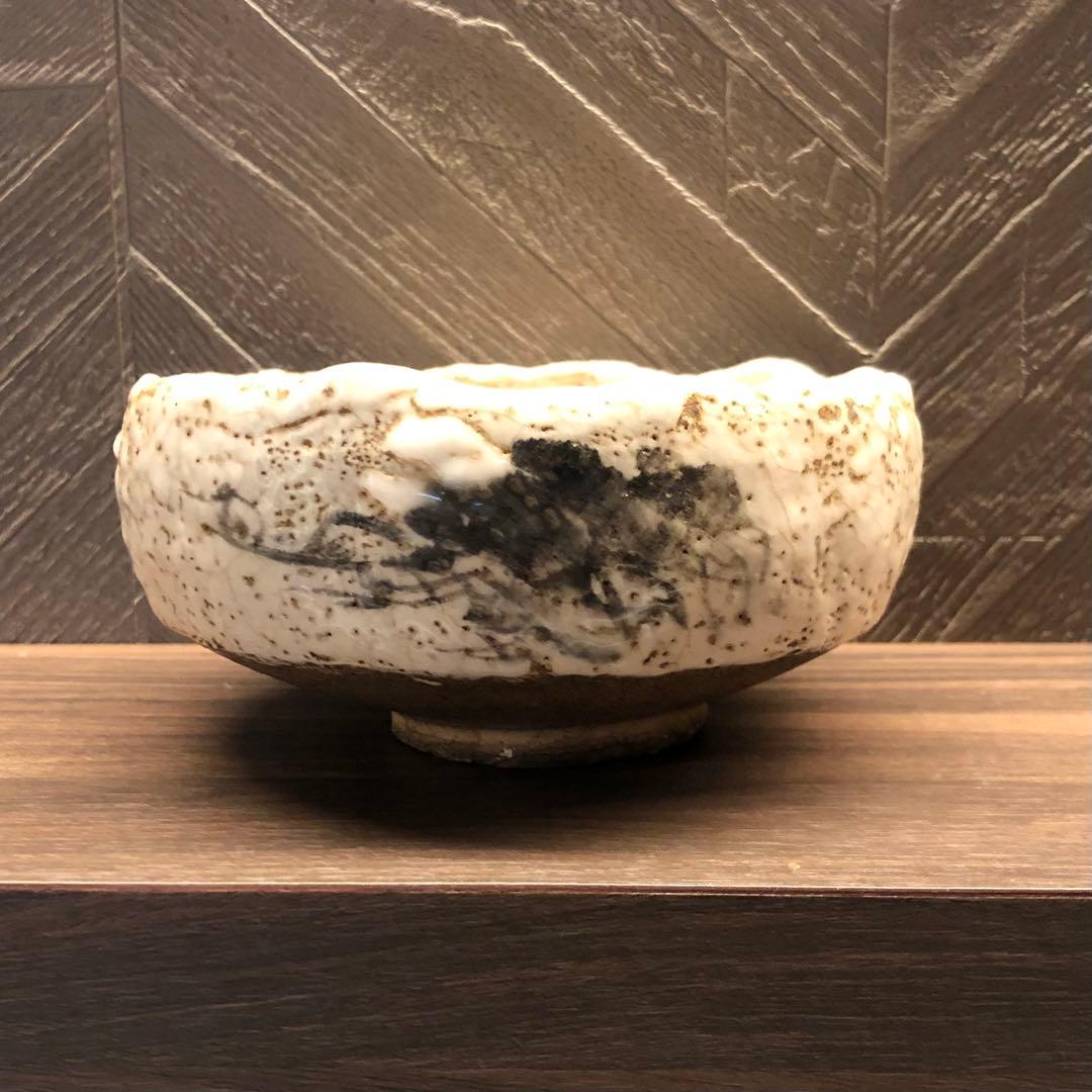 究極の美◾️蔵から白い釉薬がぼこぼこしたかなり凄そうな抹茶茶碗が出て来ました。