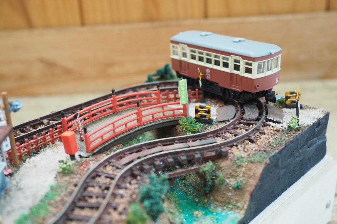 【鉄道模型】ミニジオラマ「温泉街」動力車・照明付き ハンドメイド