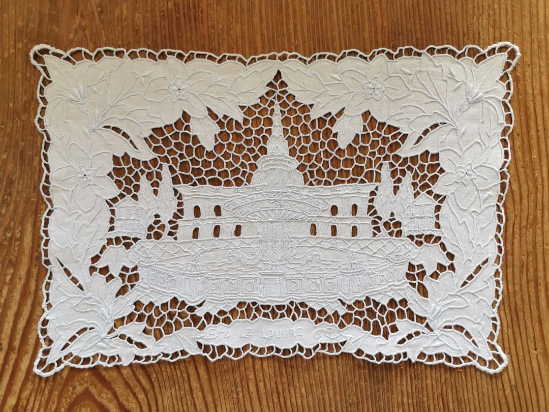 アンティークレース刺繍クロス ルーブル美術館を臨む噴水 ミュージアム所蔵級ピース