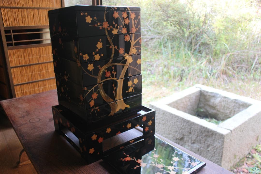 Mさま専用！上質内梨地黒漆に極上紅白梅蒔絵の映える台付五段重（検輪島塗重箱お重