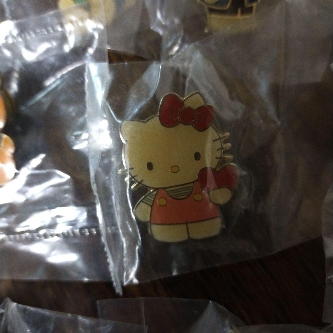 ハローキティ ピンバッジセット 12個