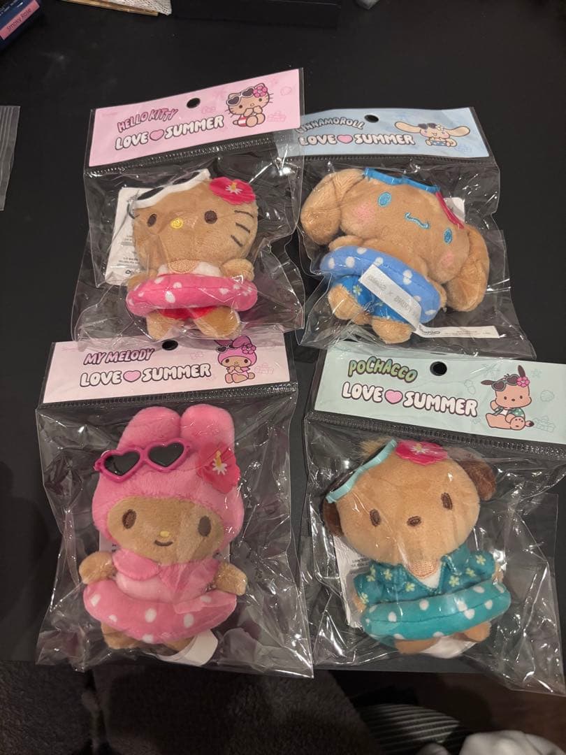 オリーブヤング×サンリオ　日焼け　ぬいぐるみキーホルダー