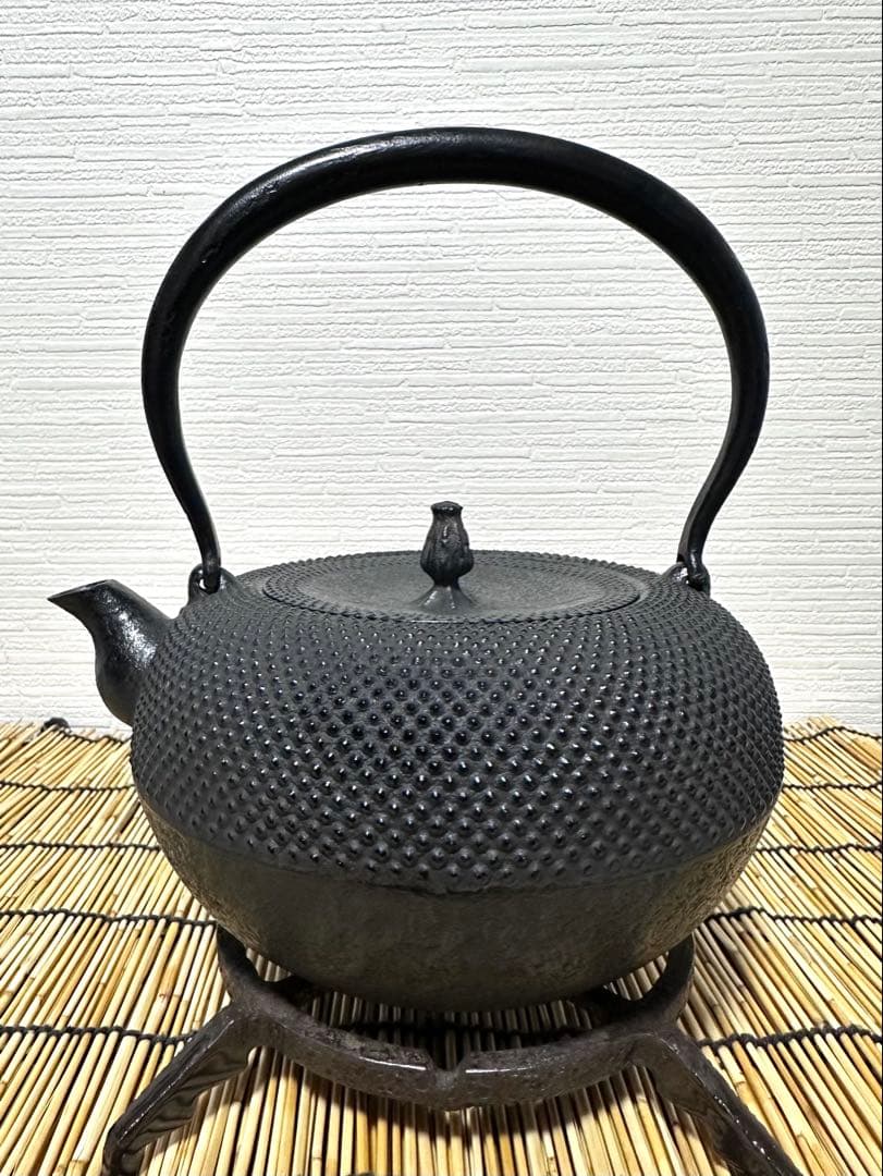 未使用品　南部伝統工芸士 及川寛治作　１８型姥口 アラレ　南部鉄瓶　南部鉄器