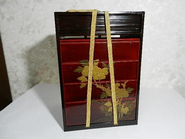 年代物の蓋付き四段重ね蒔絵菓子箪笥（蜻蛉蝶・牡丹菊蒔絵）