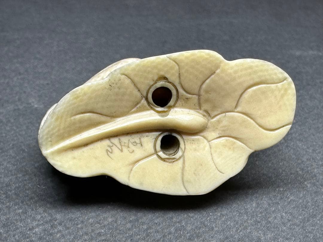 根付　カエル　古美術品　 置物　細密細工　骨董　アンティーク　彫刻 工芸品　在銘