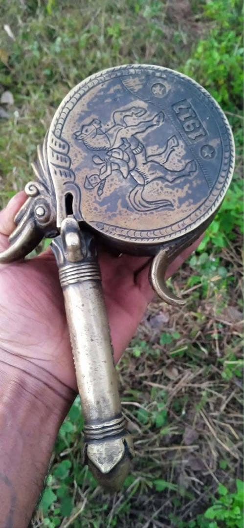 装飾的な金属製ハンドル付きコレクションアイテム