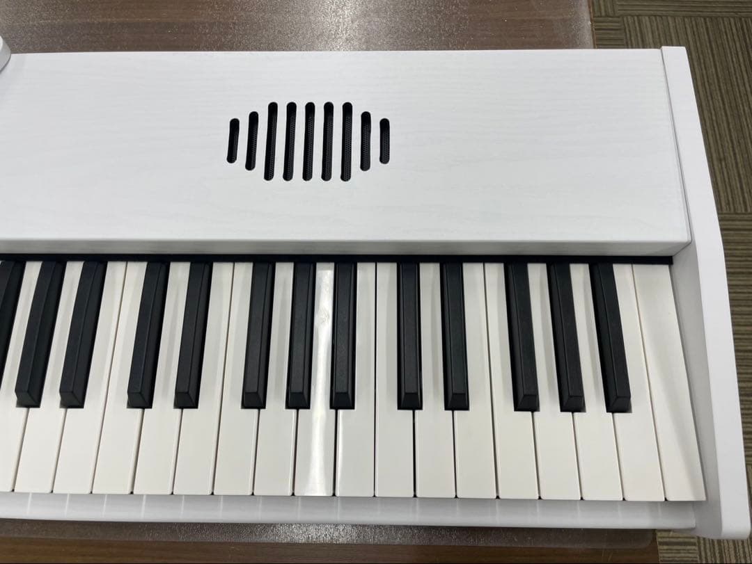 スタンド付き　電子ピアノ88鍵盤　給電タイプ　木目調ボディ　ホワイト