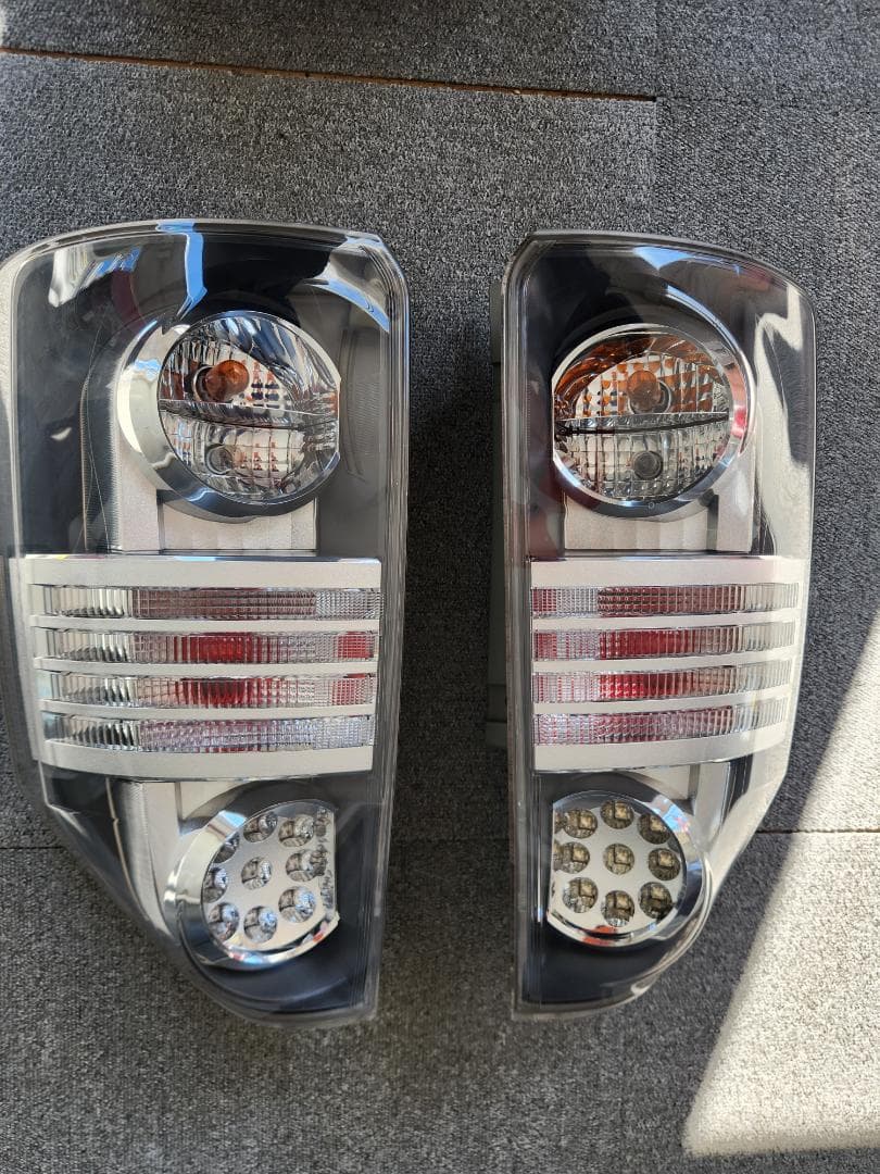 ヴォクシーZRR70　テールランプセット