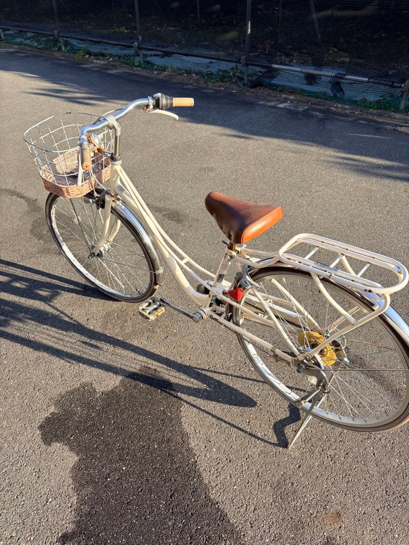 クリーム色 シティサイクル 前面バスケット付き
