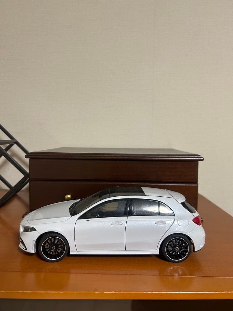 メルセデス・ベンツ A-Klasse 1/18 ホワイト