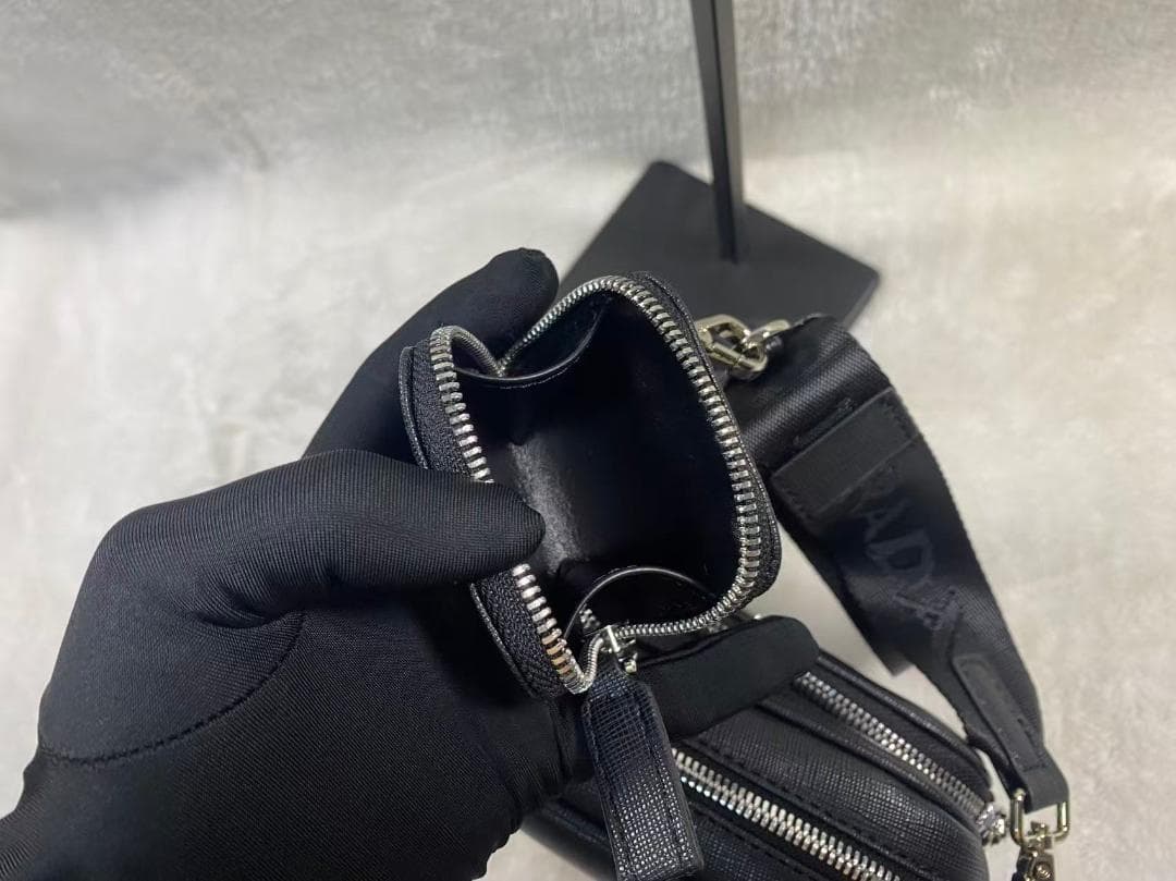 PRADA ブラックナイロンショルダーバッグ