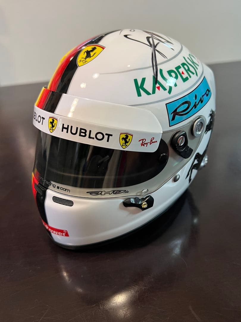 （美品）F1 Ferrari セバスチャンベッテル 直筆サイン入り1/2