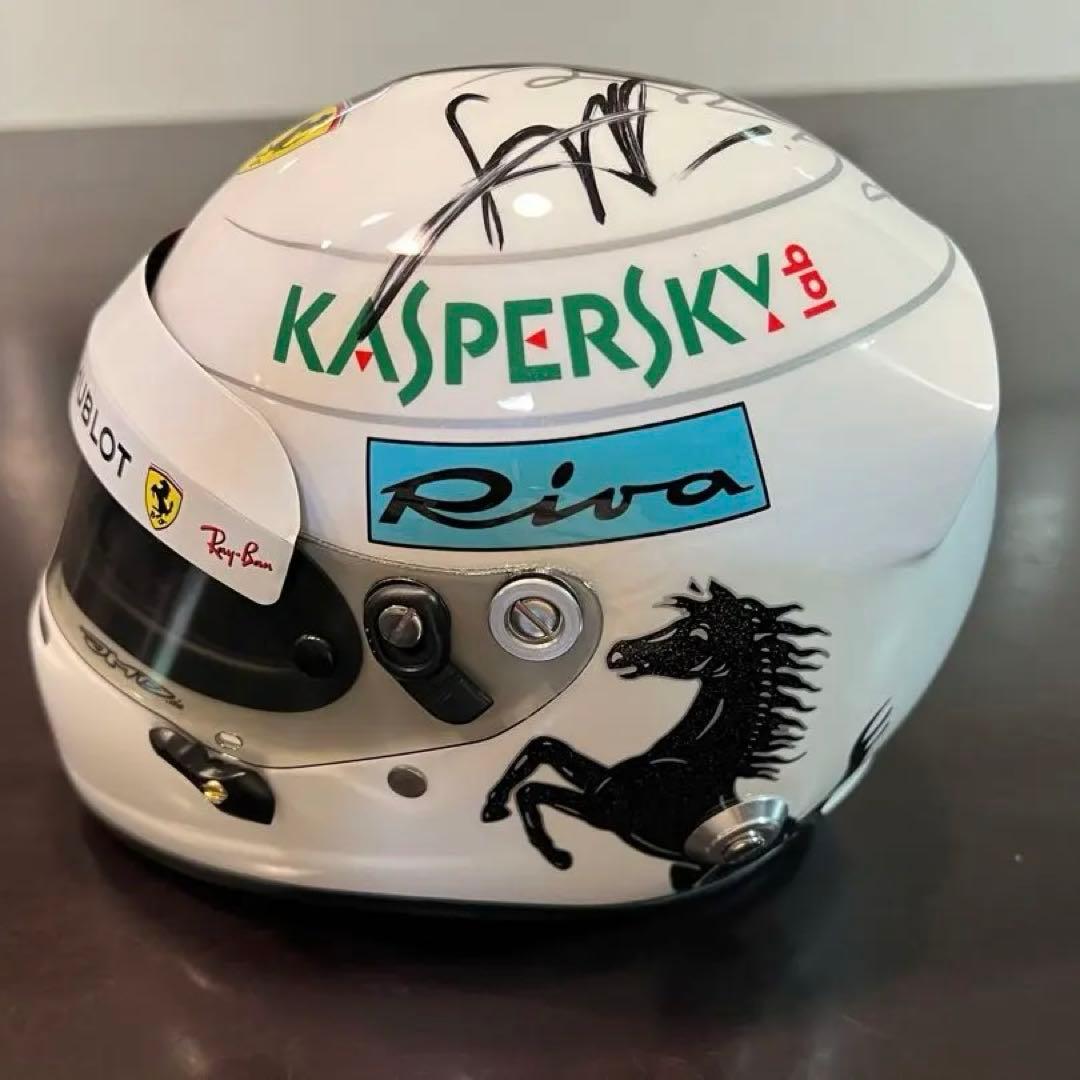 （美品）F1 Ferrari セバスチャンベッテル 直筆サイン入り1/2