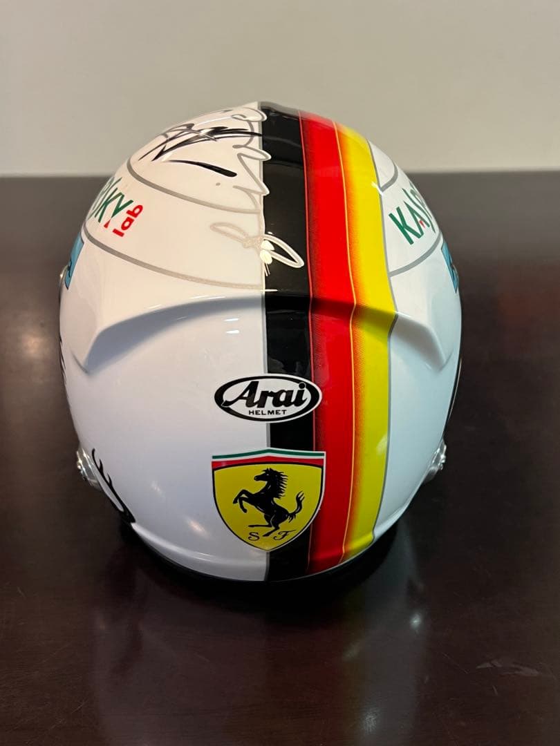 （美品）F1 Ferrari セバスチャンベッテル 直筆サイン入り1/2