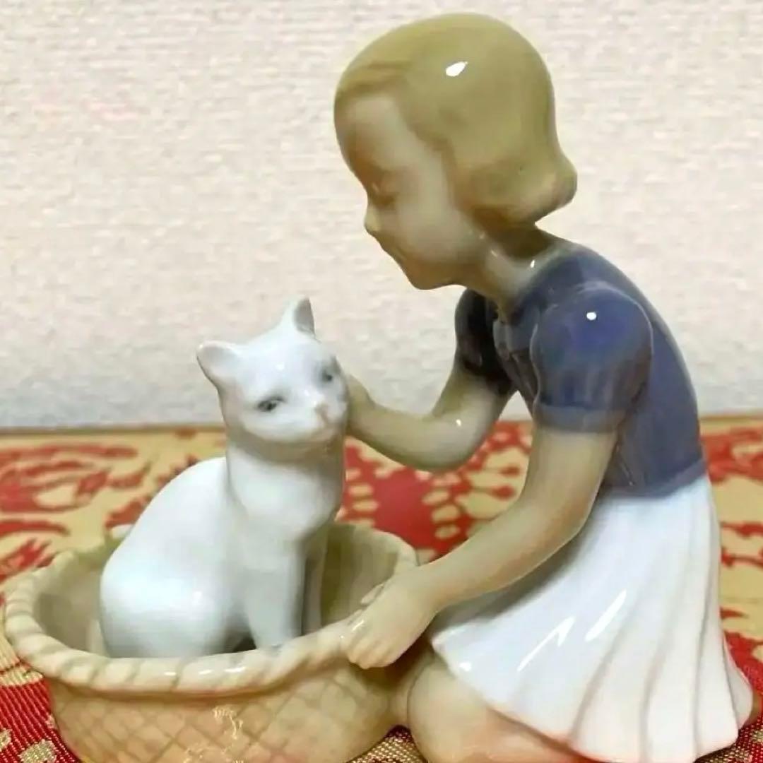 少女と白いネコ・１０cm×１１cm・Ｂ＆Ｇ． ・
