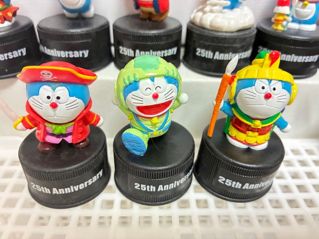 ドラえもん映画　25周年記念ペットボトルキャップ　フィギュアセット