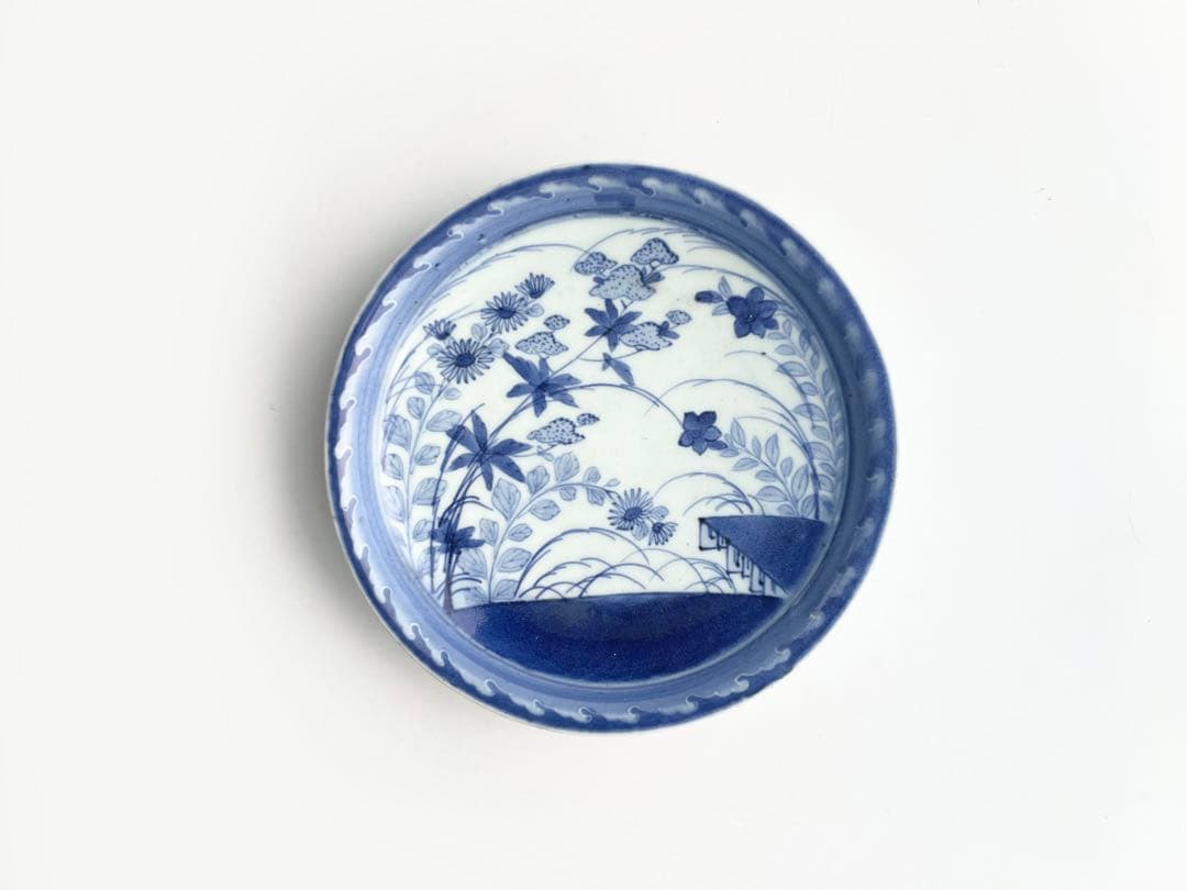 骨董　アンティーク　古伊万里　染付秋草波濤文様　七寸皿　丸皿　秋草図