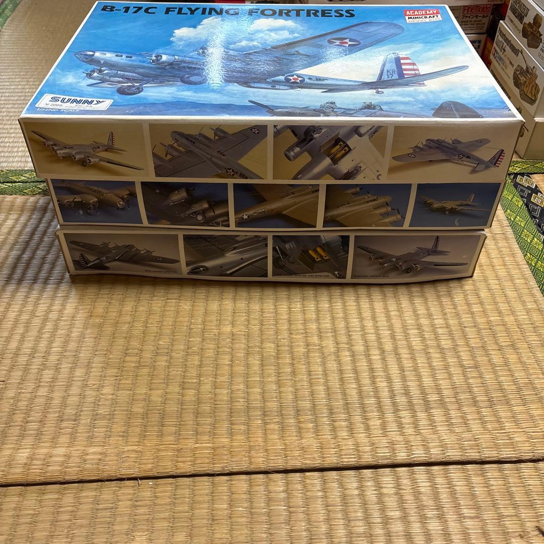 アカデミー米軍爆撃機B-17 3機 B-24 3機 プラモデル 1/72
