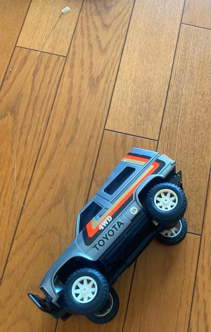 ラジオコントロール TOYOTAHILUX4WDセミデラコン スケール1/20