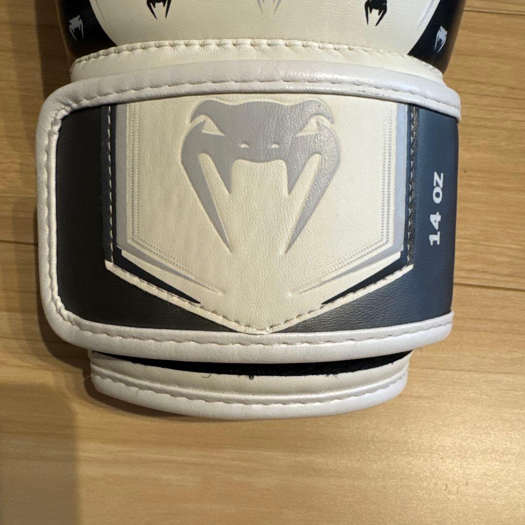 VENUM Elite 14oz ボクシンググローブ ホワイト