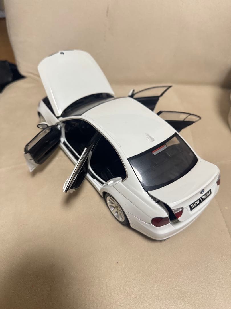 1/18 京商  330i E90 ホワイト