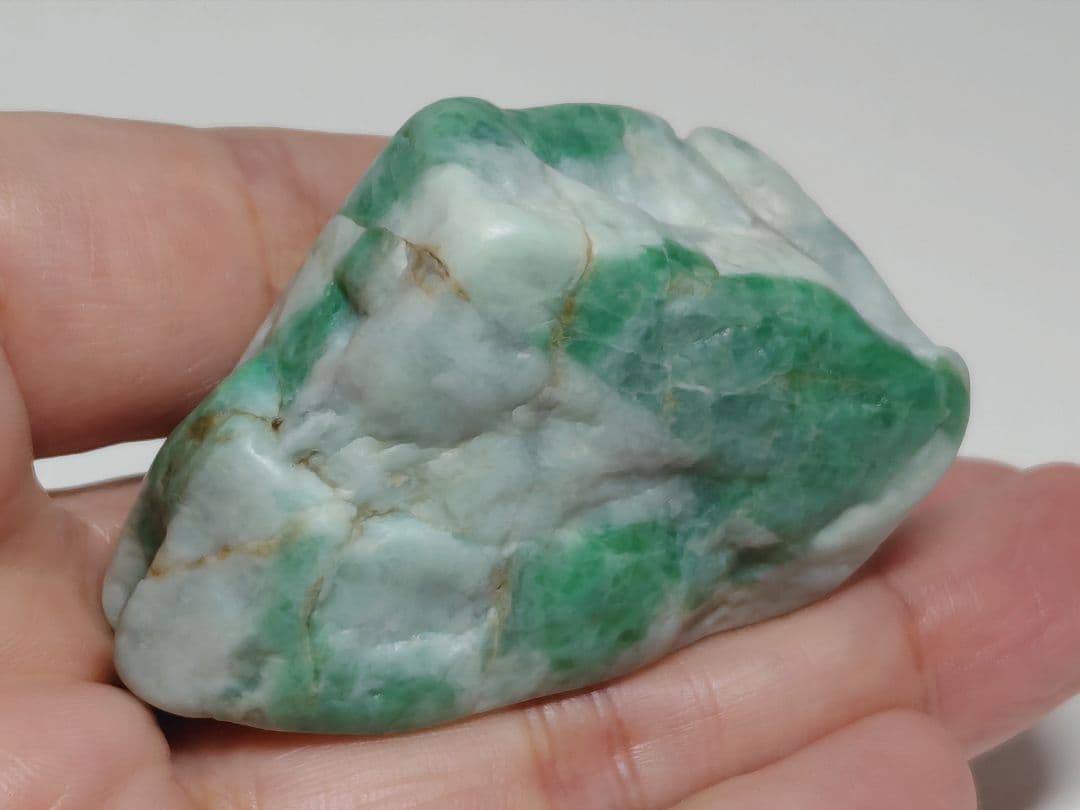 鮮緑 82g 翡翠 ヒスイ 原石 鑑賞石 自然石 誕生石 鉱物 鉱石 水石