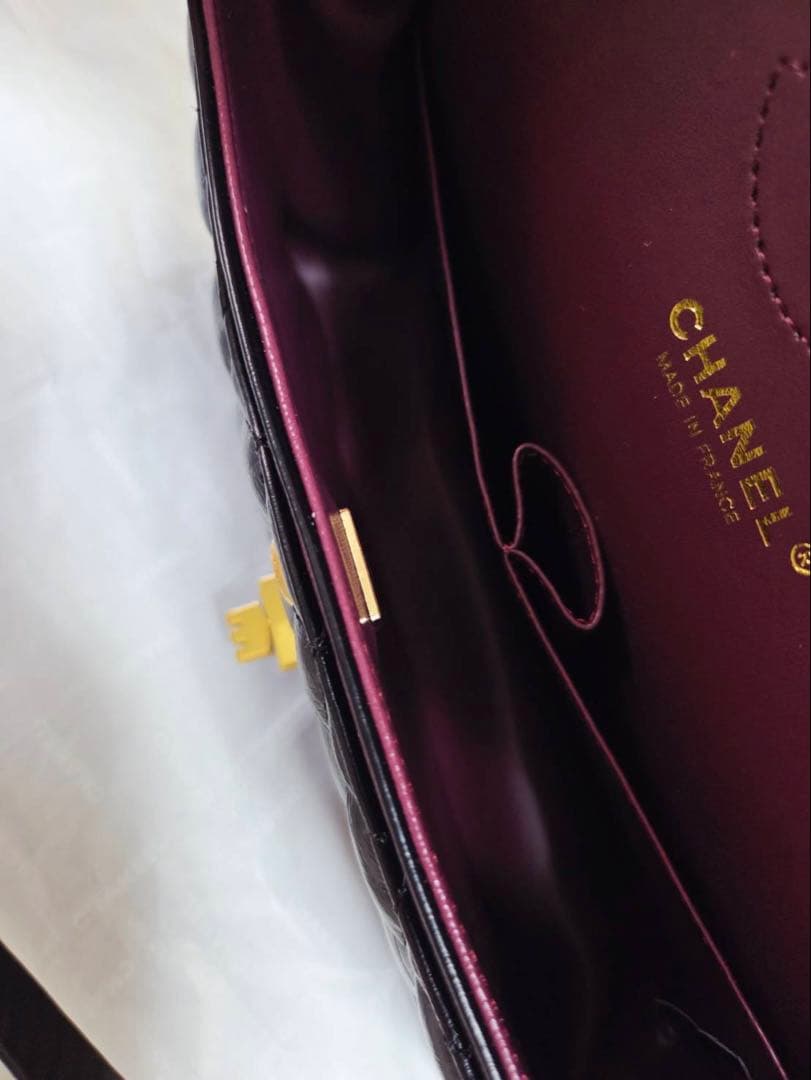 CHANELキルティングバッグ ゴールド金具付き