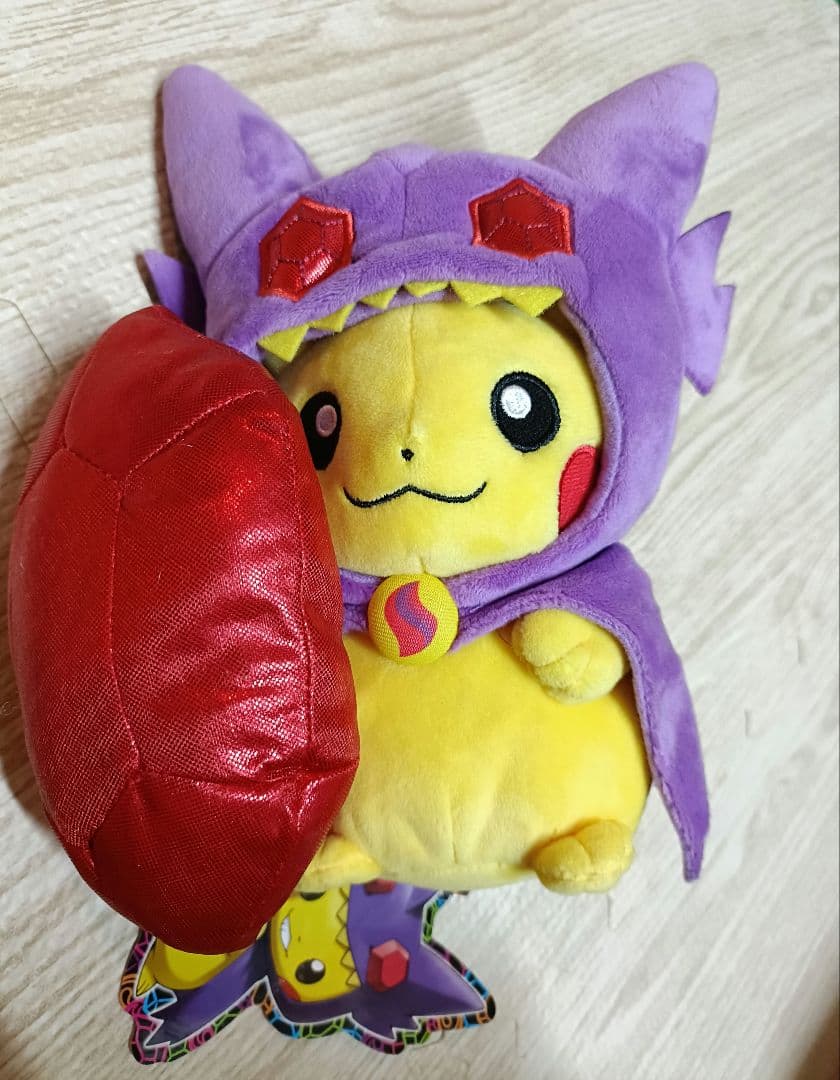 ぬいぐるみ メガヤミラミのポンチョを着たピカチュウ