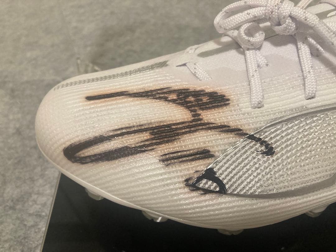 堂安律　直筆サイン入りPuma サッカースパイク　ホワイト　アクリルケース付き