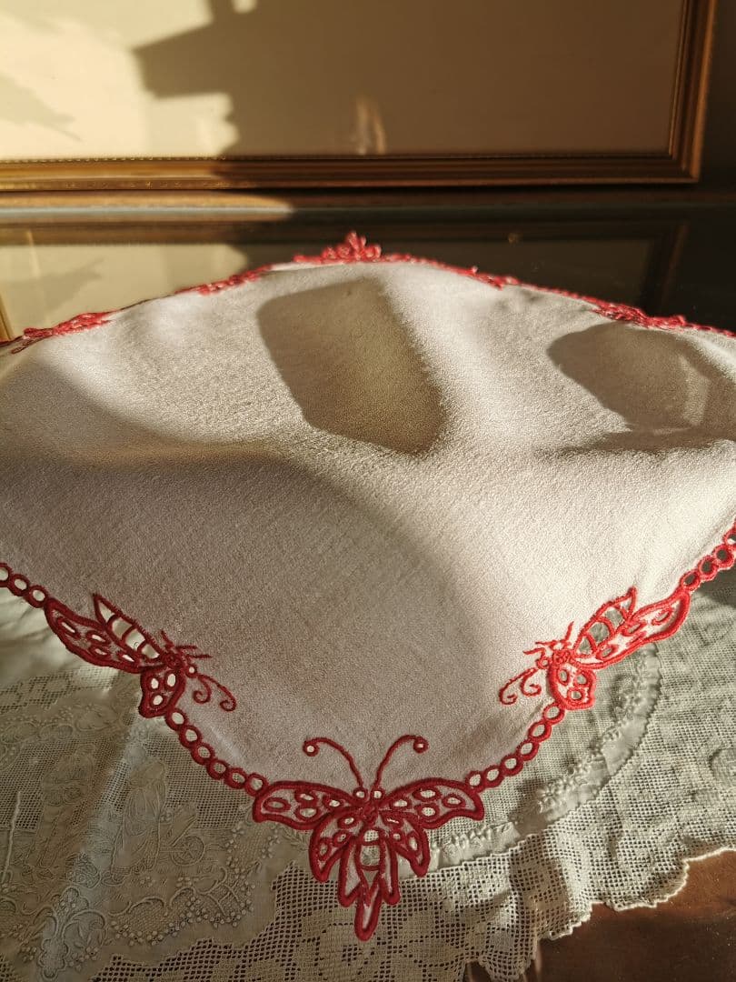 アンティークフランス オープンカットワーク バタフライ∞赤糸刺繍 縮緬風ドイリー
