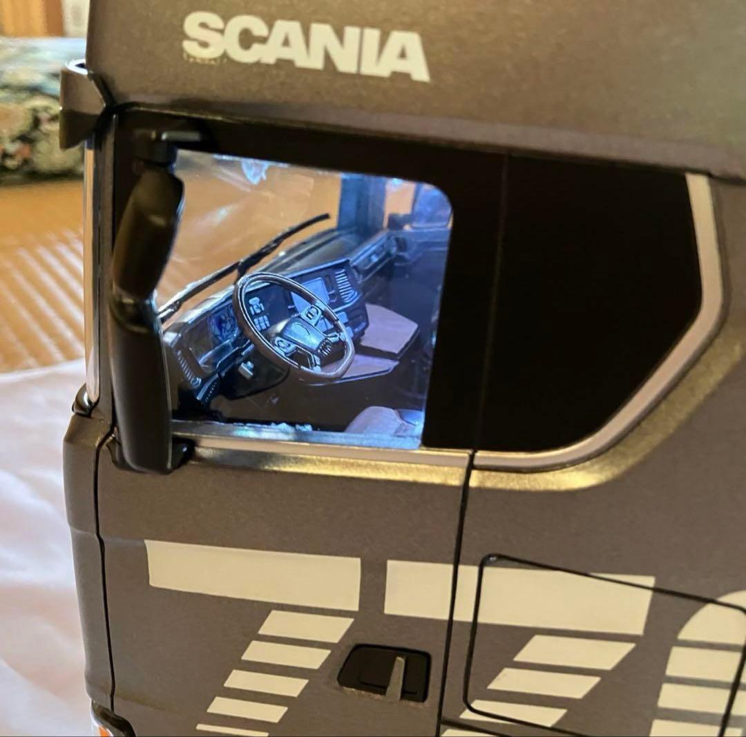 Scania 770 S V8 1\18 スケール　トラックとトレーラーセット