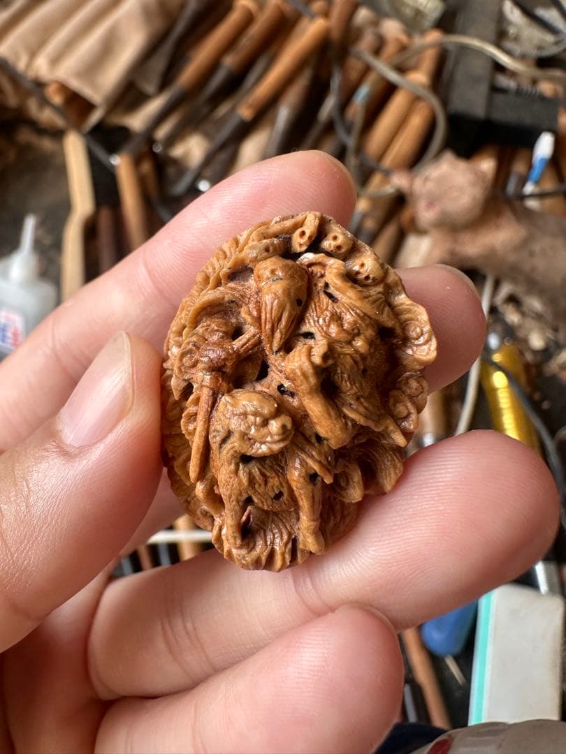 手彫り 核彫刻「鍾馗捉鬼」