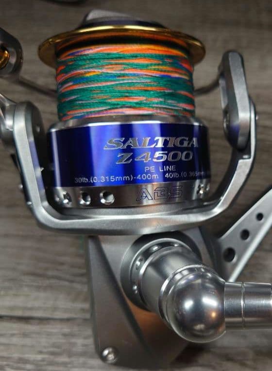 【美品】ダイワ SALTIGA Z 4500 スピニングリール