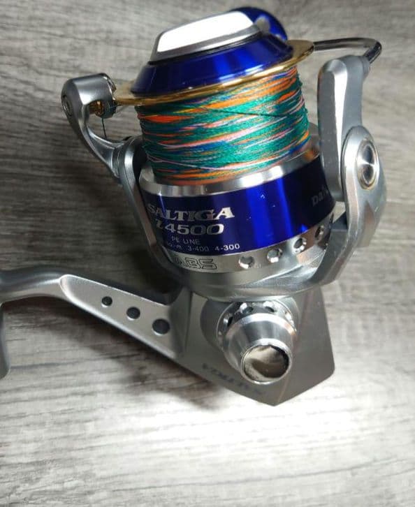 【美品】ダイワ SALTIGA Z 4500 スピニングリール