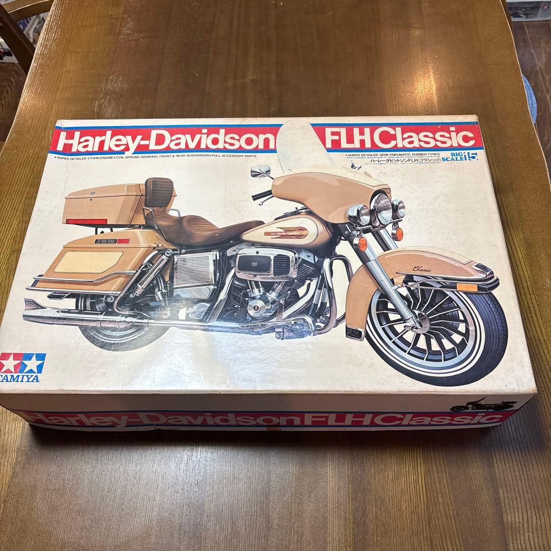 タミヤ　オートバイ　プラモデル　1/6 ハーレー　FLH クラシック　おまけ付
