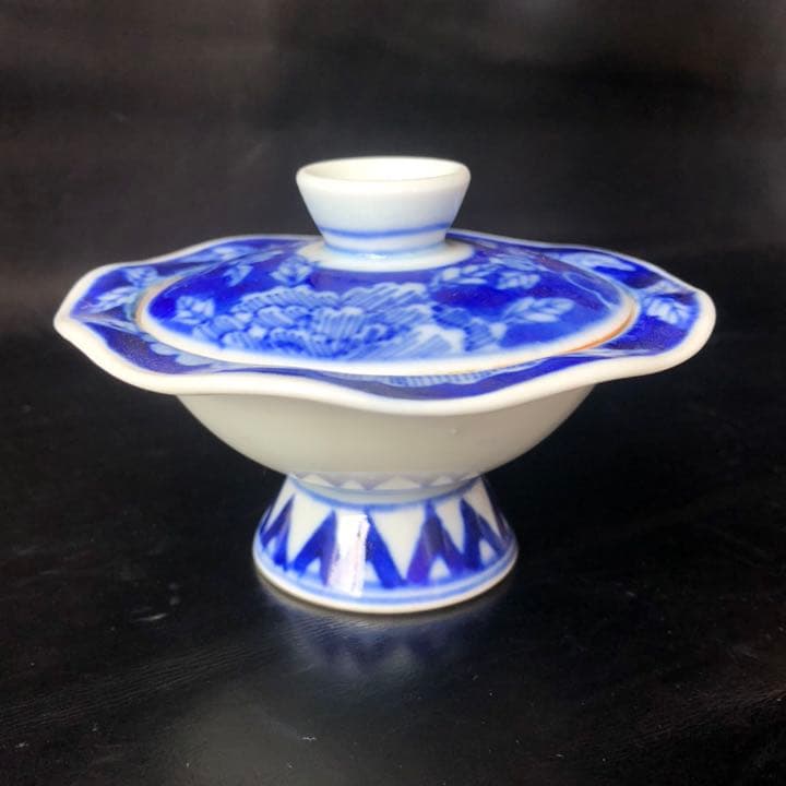 伊万里焼の作家物◼️かなり可愛い波打ったフタ付きの陶器、古美術品、デザート皿？