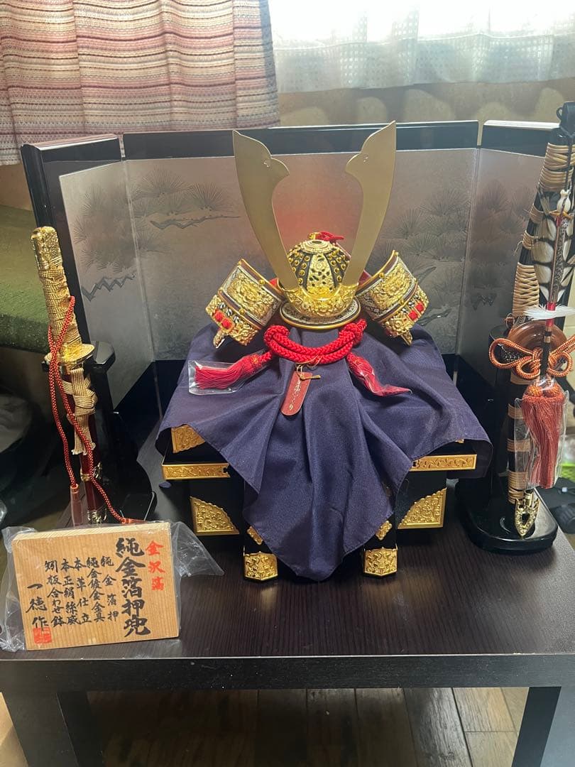 一徳作 純金箔押兜9号 収納飾りセット 正絹赤糸威 金沢箔 御弓太刀飾り付 美品