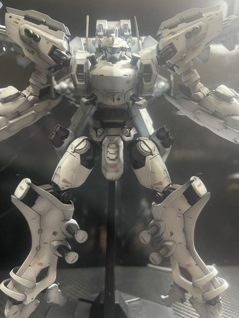 アーマードコア　ホワイトグリント完成品塗装済みプラモデル