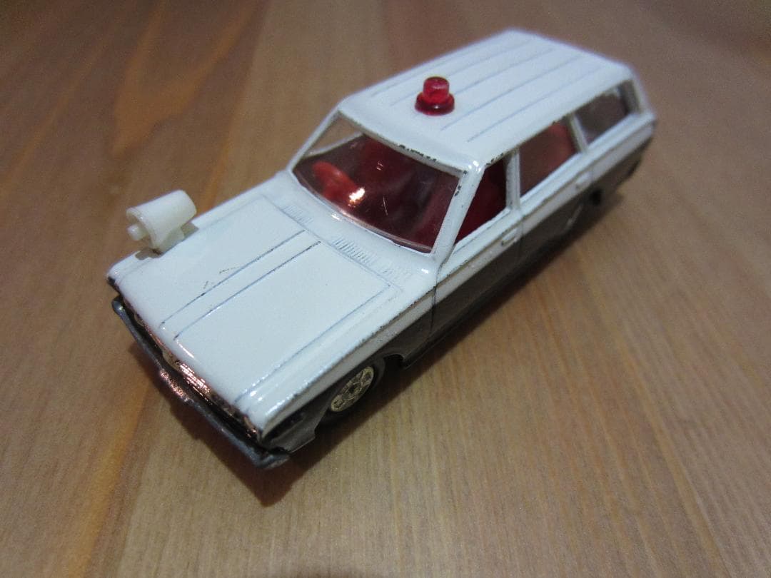 黒箱トミカ／運転席窓開きVer.／日産セドリックバン／パトカー