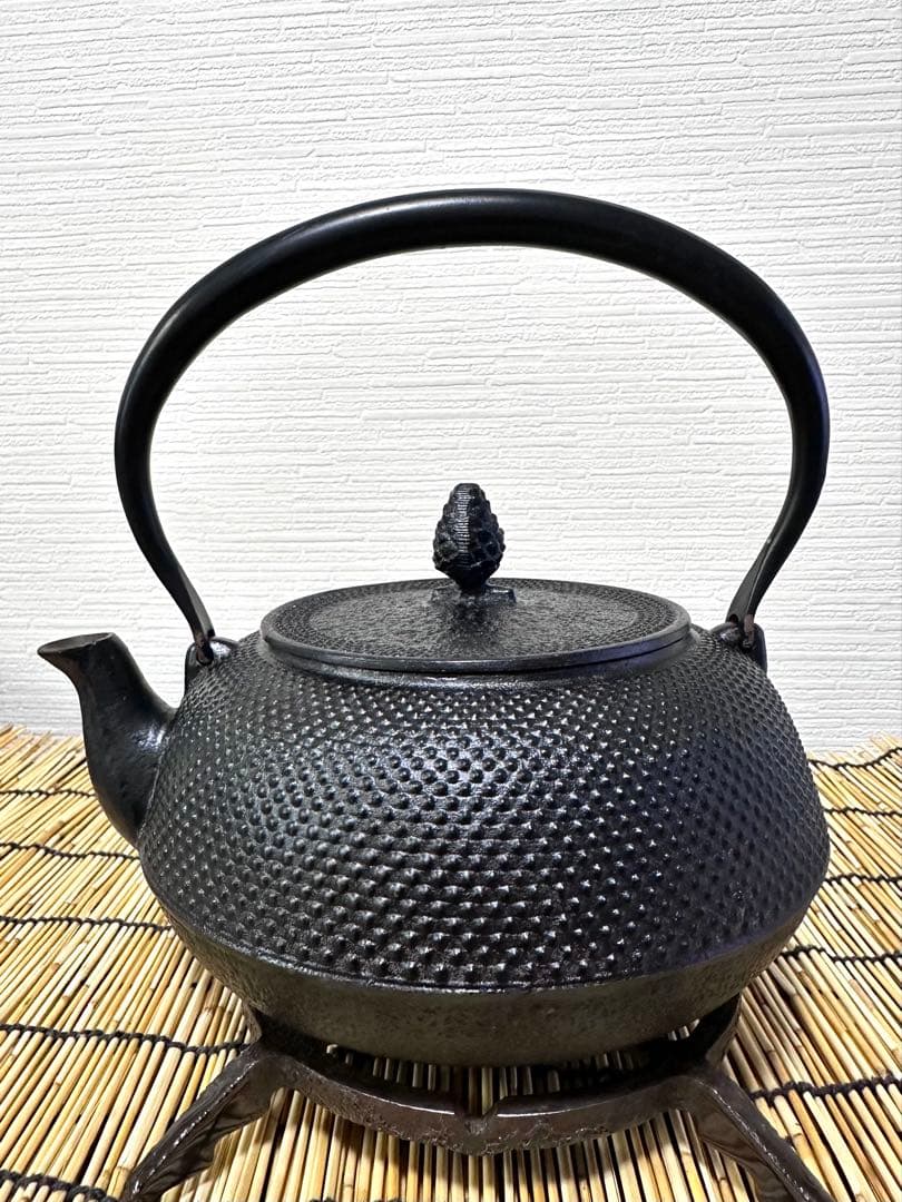 未使用、保管品　南部岩鋳造　１８型丸平アラレ　南部鉄瓶　南部鉄器　鉄瓶