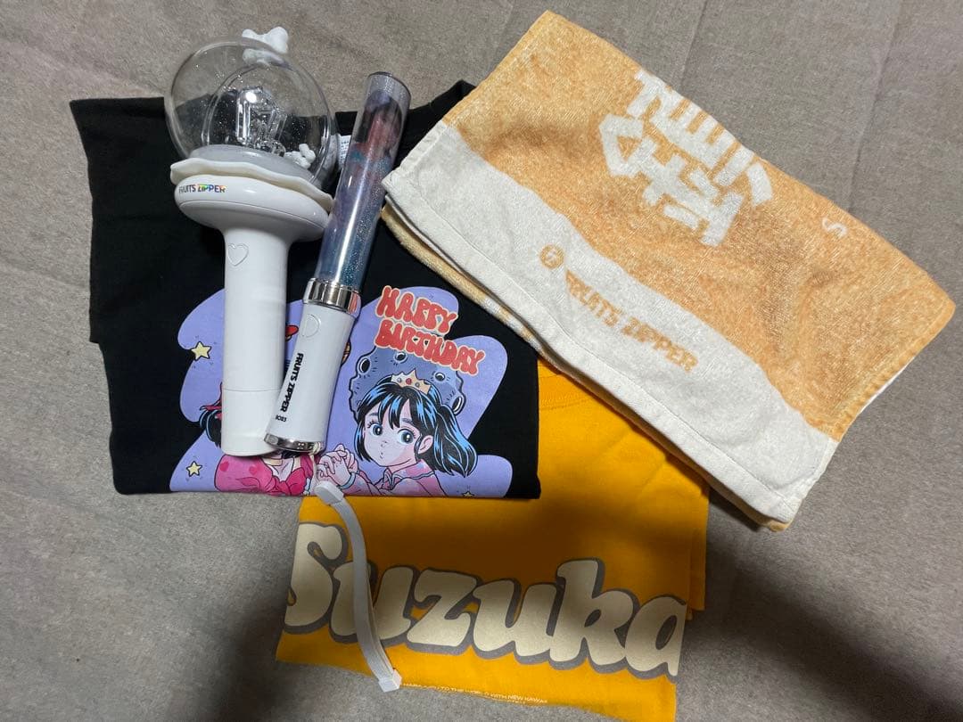 FRUITS ZIPPER OSHI API Tee(鎮西寿々歌)