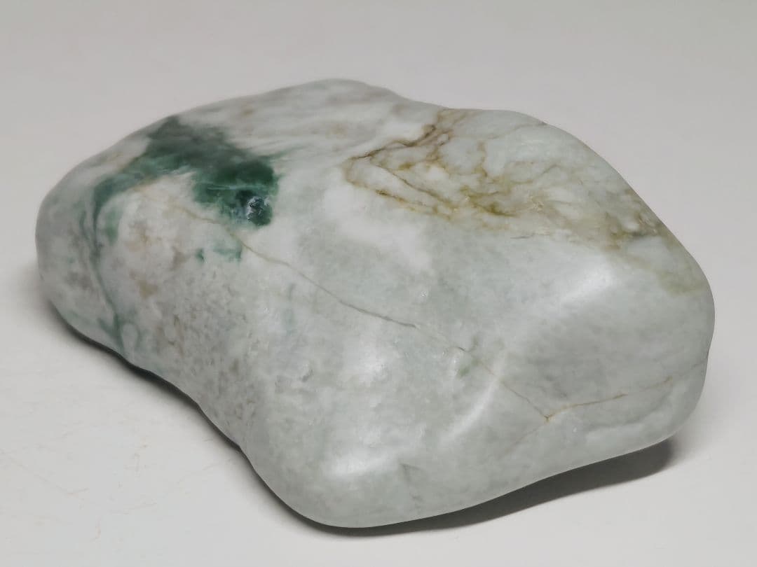 濃緑 140g 翡翠 ヒスイ 原石 鑑賞石 自然石 誕生石 鉱物 鉱石 水石