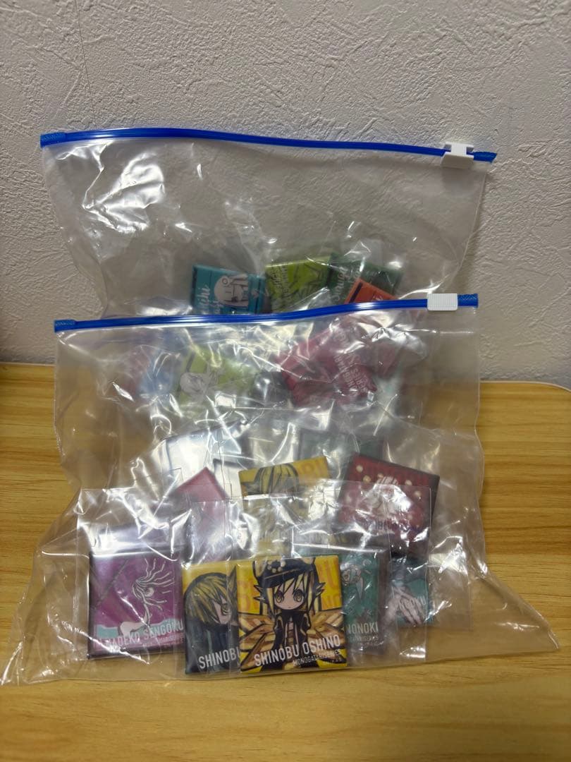 物語シリーズ　ウエダハジメ　スクエア缶バッジ　化物語