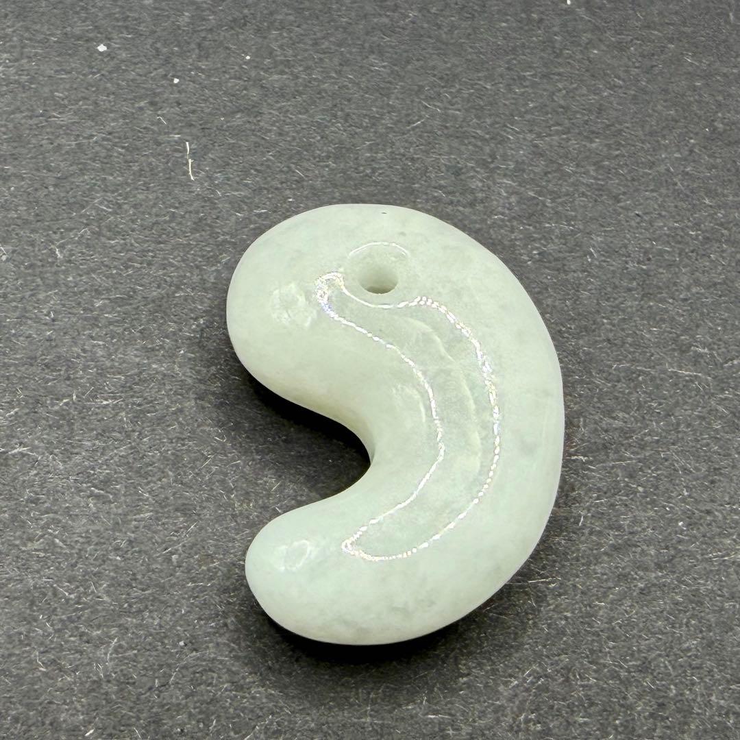 糸魚川翡翠 勾玉 約14.1mm 3.17g｜淡緑色・高透過｜国産天然翡翠