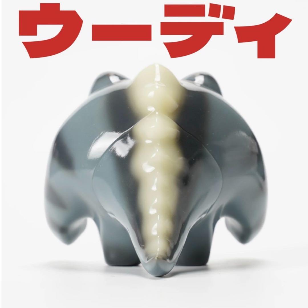 ウーディ・ウジラ　夜光　可愛い　モンスター　特撮　フィギュア　怪獣　ソフビ
