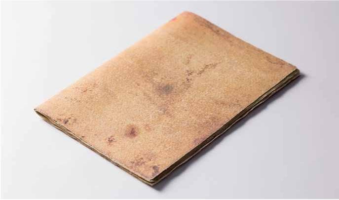 イタリアの専門職人の手によるLeonardo Da Vinci の書物の復元作品