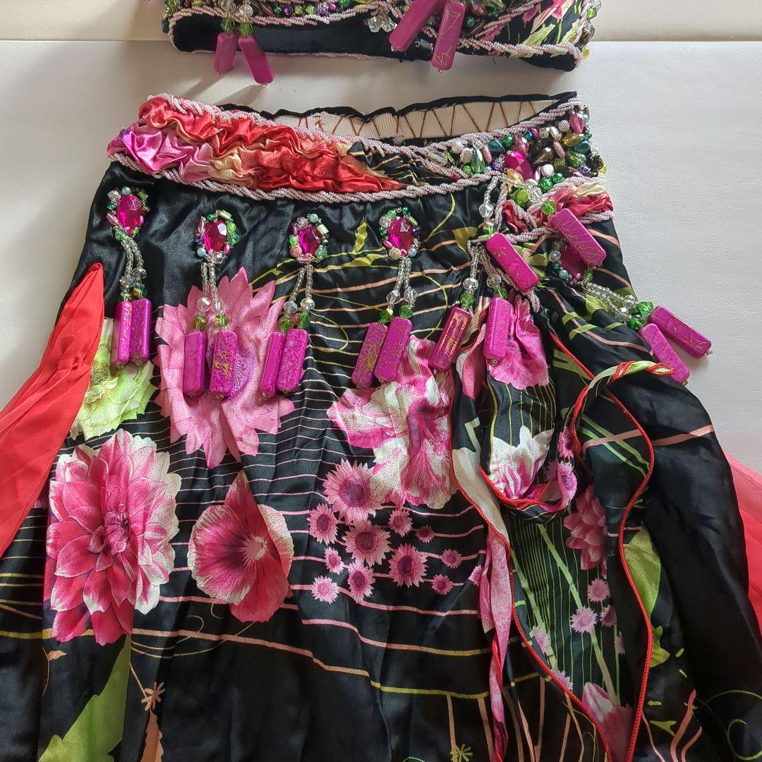 ベリーダンス衣装 黒×赤系花柄 豪華デザイン 側面スリット